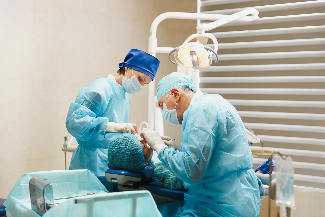 Due odontoiatri durante un intervento in una clinica convenzionata